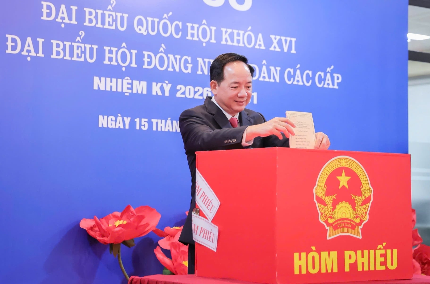 Đồng chí Trịnh Văn Quyết, Ủy viên Bộ Chính trị, Trưởng Ban Tuyên giáo và Dân vận Trung ương là cử tri đầu tiên bỏ phiếu tại khu vực bỏ phiếu số 16, phường Đại Mỗ, TP. Hà Nội. Ảnh: Việt Anh.