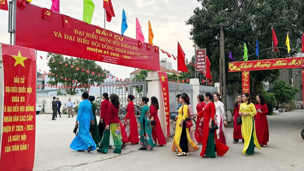 Ngay từ mờ sáng 15/3, bà con khu vực bỏ phiếu số 2, thôn Văn Giáp đã nô nức đi bầu cử. Ảnh: Công Tâm.
