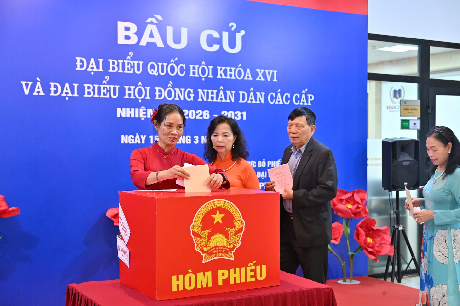 Các cử tri bỏ phiếu tại đơn vị bầu cử số 4, khu vực bỏ phiếu số 16, phường Đại Mỗ, thành phố Hà Nội. Ảnh: Việt Anh.