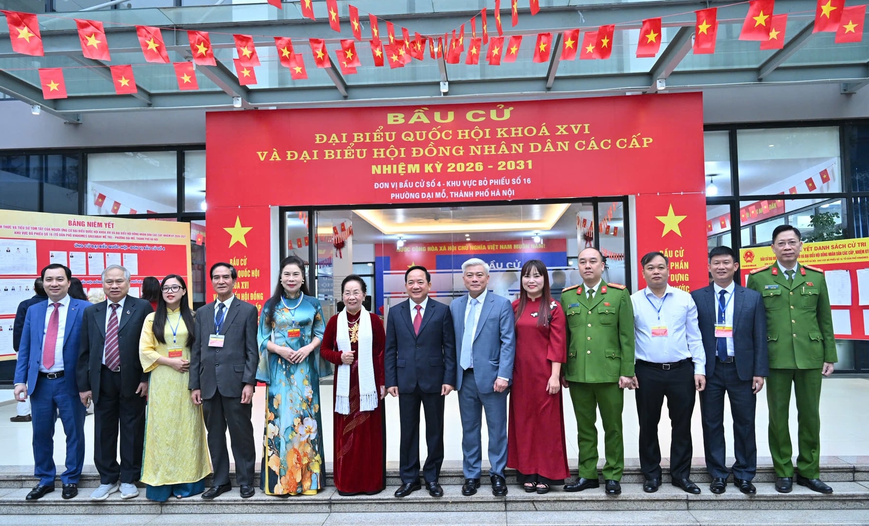Ủy viên Bộ Chính trị, Bí thư Trung ương Đảng, Trưởng Ban Tuyên giáo và Dân vận Trung ương Trịnh Văn Quyết và các cử tri tại đơn vị bầu cử số 4, khu vực bỏ phiếu số 16, phường Đại Mỗ, TP. Hà Nội. Ảnh: Quang Khánh.