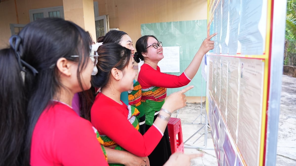 Gác lại việc đồng áng, cử tri dân tộc thiểu số tại Tây Ninh nô nức đi bỏ phiếu. Ảnh: T.T.