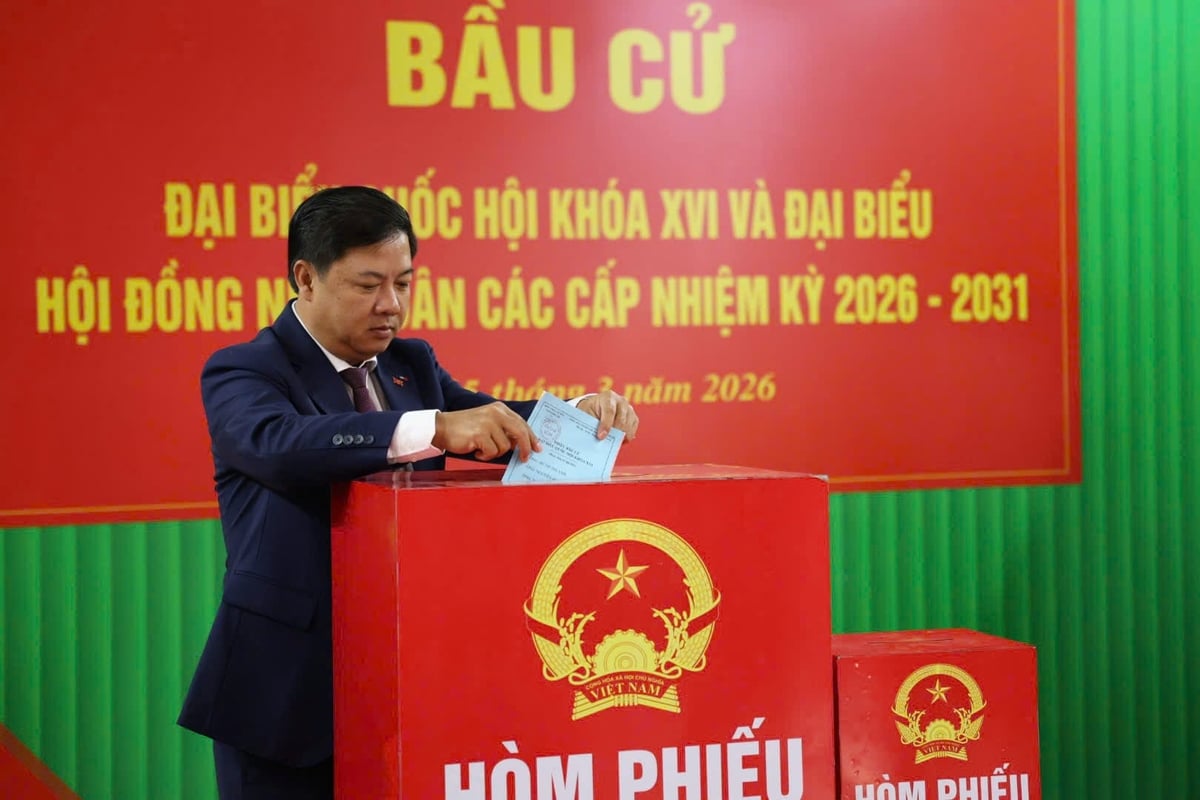 Ông Lương Nguyễn Minh Triết - Bí thư Tỉnh ủy Đắk Lắk đã dự khai mạc và tham gia bỏ phiếu tại đơn vị bầu cử số 3 phường Buôn Ma Thuột. Ảnh: Trần Thọ.