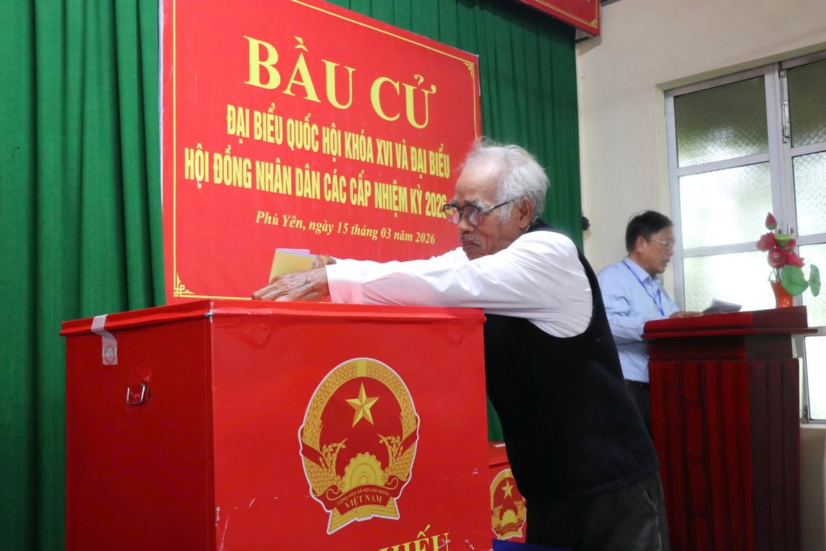 Người dân rất phấn khởi gửi gắm tất cả tâm tư và nguyện vọng vào lá phiếu bầu. Ảnh: Trần Thọ.