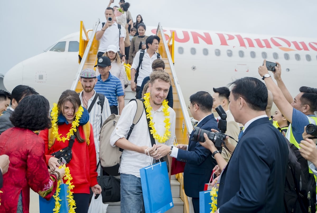 Du khách trên chuyến bay được chào đón nồng nhiệt tại Cảng hàng không quốc tế Cam Ranh. Ảnh: Sở Văn hóa, Thể thao và Du lịch Khánh Hòa.
