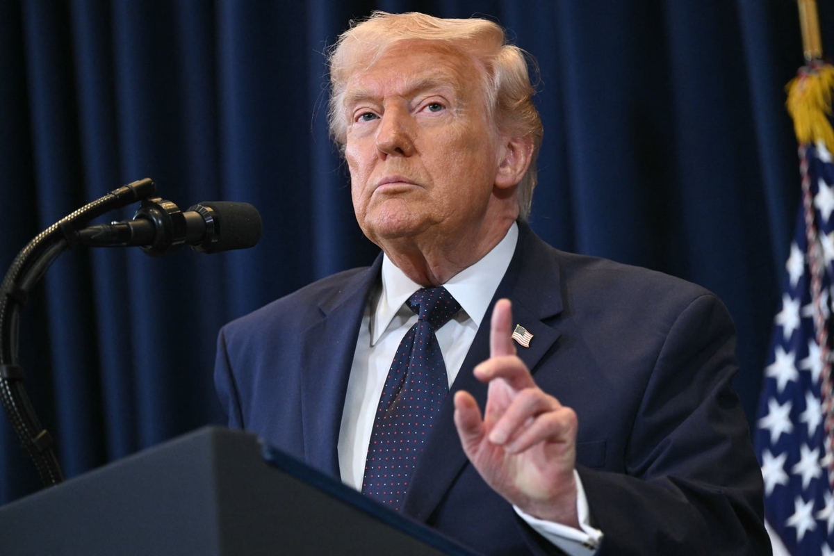 Tổng thống Donald Trump phát biểu trong một cuộc họp báo ở Miami hôm 9/3. Ảnh: Getty.