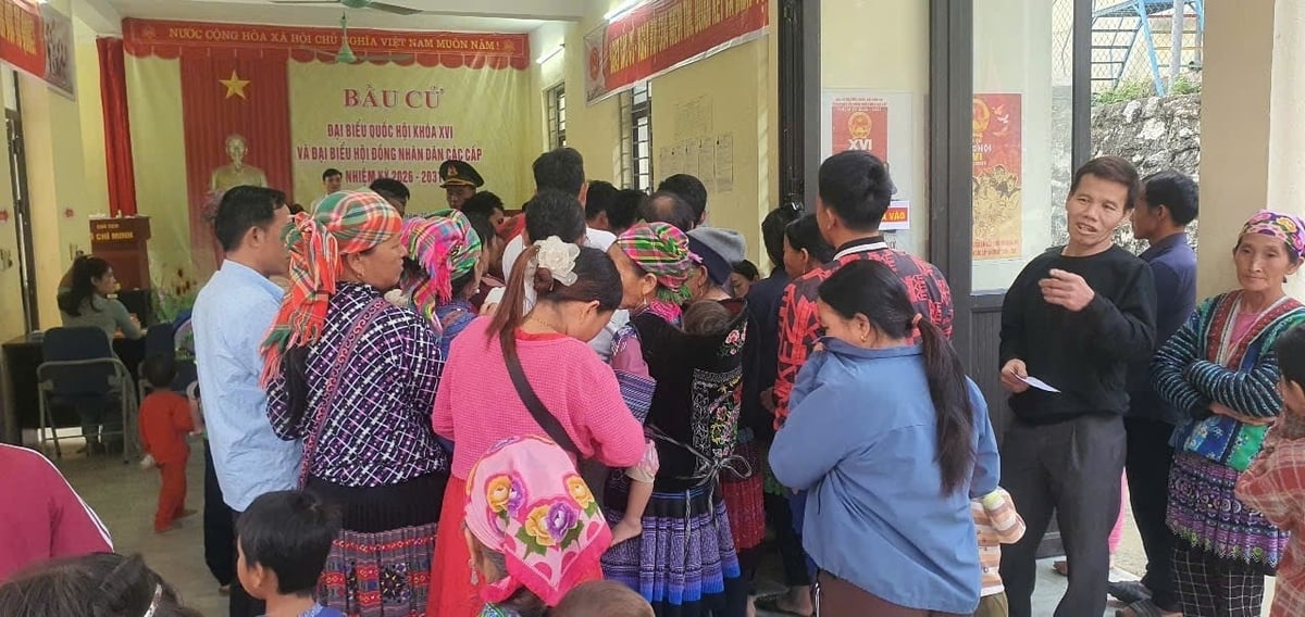 Việc triển khai công tác bầu cử tại xã Trung Lý diễn ra nghiêm túc. Nhiều cử tri địu con đến điểm bỏ phiếu để bầu cử. Ảnh: Quốc Toản.