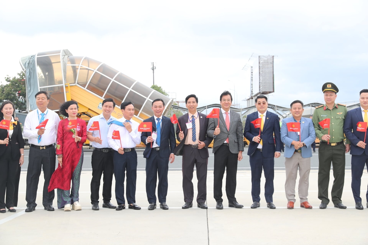 Lãnh đạo tỉnh Khánh Hòa cùng các sở, ngành trực tiếp ra Cảng hàng không quốc tế Cam Ranh chào đón du khách. Ảnh: Sở Văn hóa, Thể thao và Du lịch Khánh Hòa.