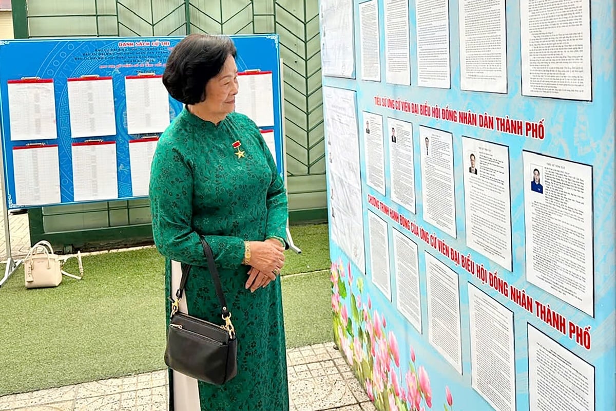 Có mặt tại tổ bầu cử số 6, phường Phú Nhuận từ sáng sớm, bà Nguyễn Thị Thảo, Anh hùng Lực lượng vũ trang nhân dân, nguyên Giám đốc Sở Du lịch TP.HCM đã thực hiện quyền bầu cử. Bà bày tỏ mong muốn cử tri sáng suốt lựa chọn những đại biểu có tài, có đức để góp phần xây dựng đất nước và đưa TP.HCM phát triển xứng tầm đô thị đầu tàu. Ảnh: Thục Vy.