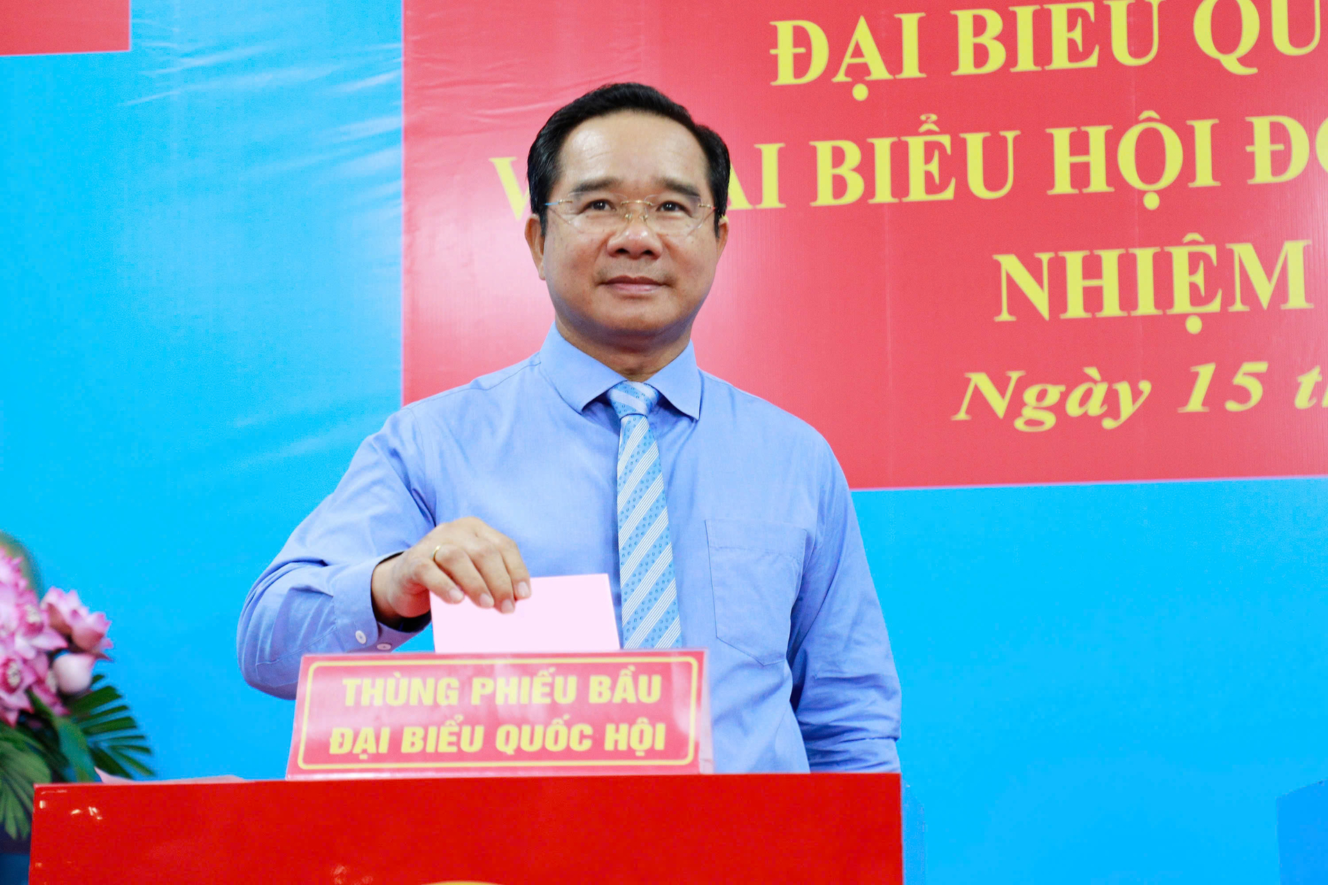 Chủ tịch UBND TP.HCM Nguyễn Văn Được bỏ phiếu tại khu vực bầu cử số 2, phường Xuân Hòa. Ảnh: Nguyễn Thủy.