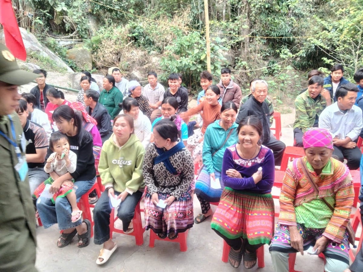 Bà con đồng bào dân tộc thiểu số tại xã Trung Lý đã có mặt từ sáng sớm để thực hiện quyền và nghĩa vụ của mình. Ảnh: Quốc Toản.