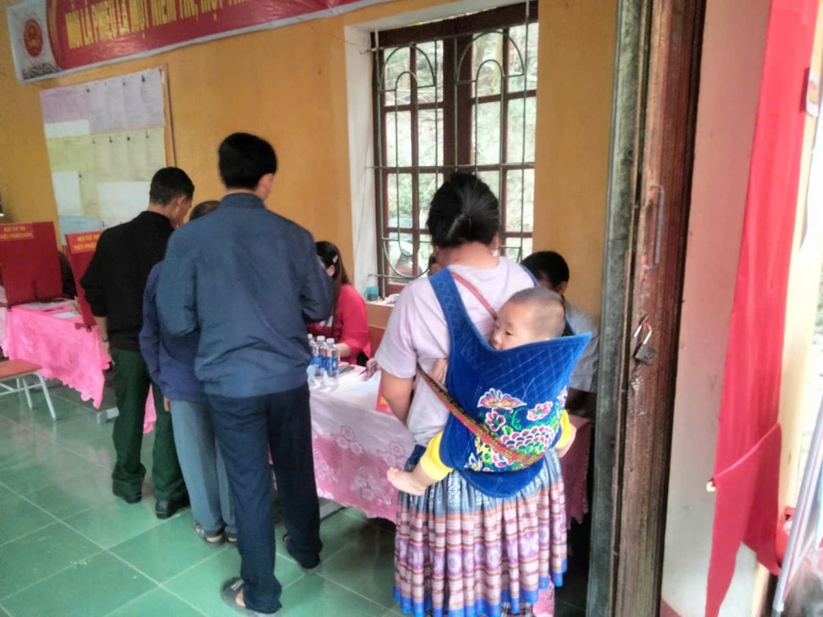 Hình ảnh cử tri địu con nhỏ đi bầu cử cho thấy tinh thần trách nhiệm của mỗi người dân trong ngày hội toàn dân. Ảnh: Quốc Toản.