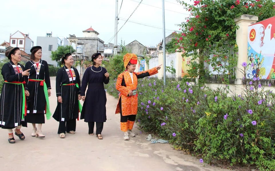 Phụ nữ địa phương góp phần xây dựng cảnh quan nông thôn xanh - sạch - đẹp trong phong trào xây dựng nông thôn mới. Ảnh: Mai Toan.