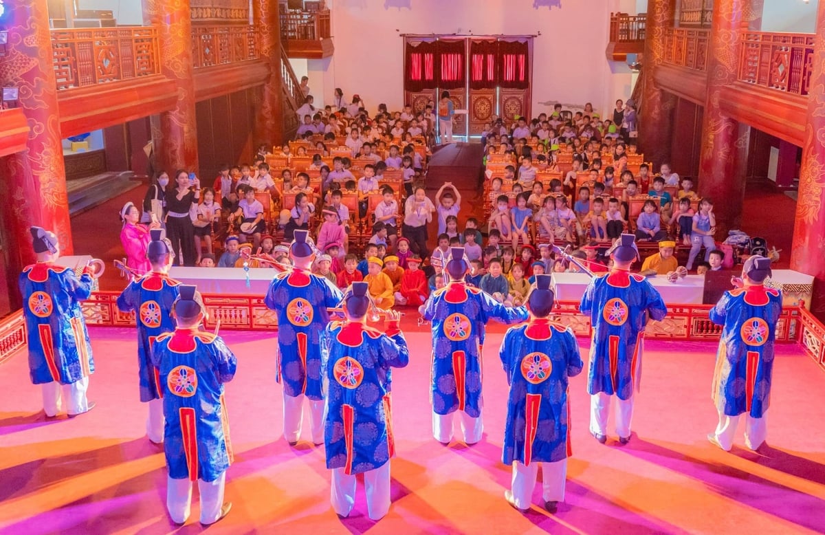 Chương trình giáo dục di sản tại Huế thời gian qua đã thu hút 176.041 học sinh tham gia. Ảnh: Văn Dinh.