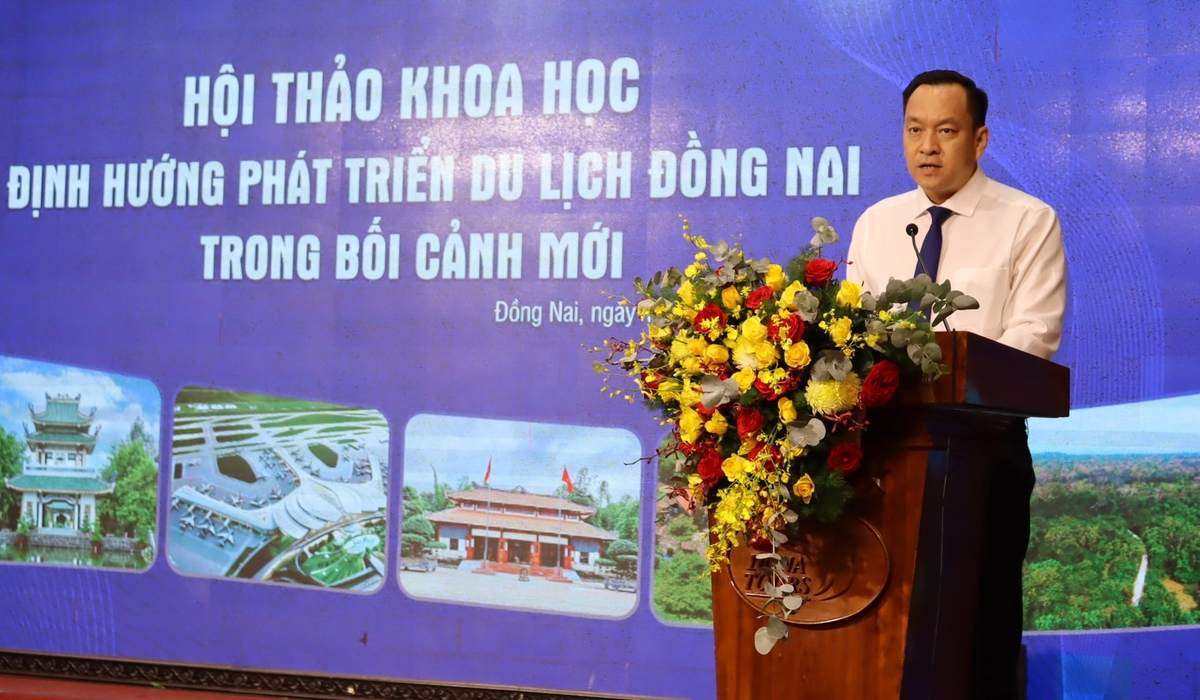 Ông Vũ Xuân Trường - Phó Giám đốc Sở Văn hóa, Thể thao và Du lịch Đồng Nai báo cáo tại Hội thảo. Ảnh: Tường Tú.