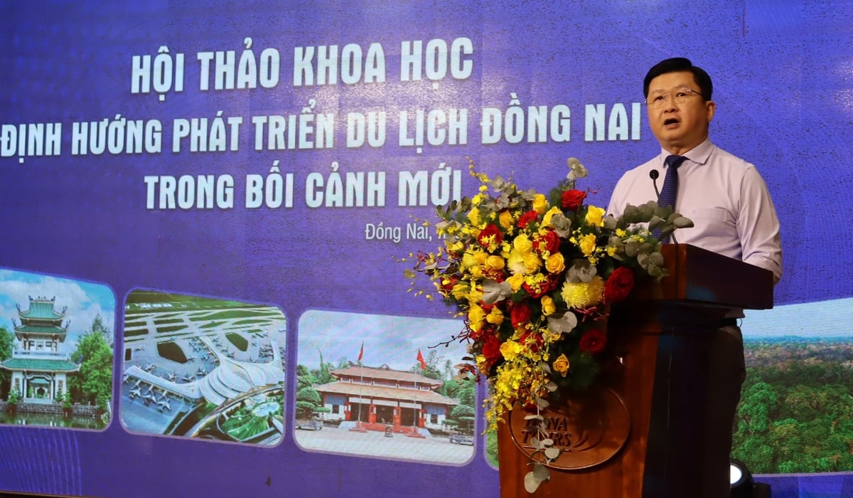 TS. Đinh Công Khải - Phó Giám đốc Đại học Kinh tế TP.HCM (UEH) trình bày tham luận tại Hội thảo. Ảnh: Tường Tú.