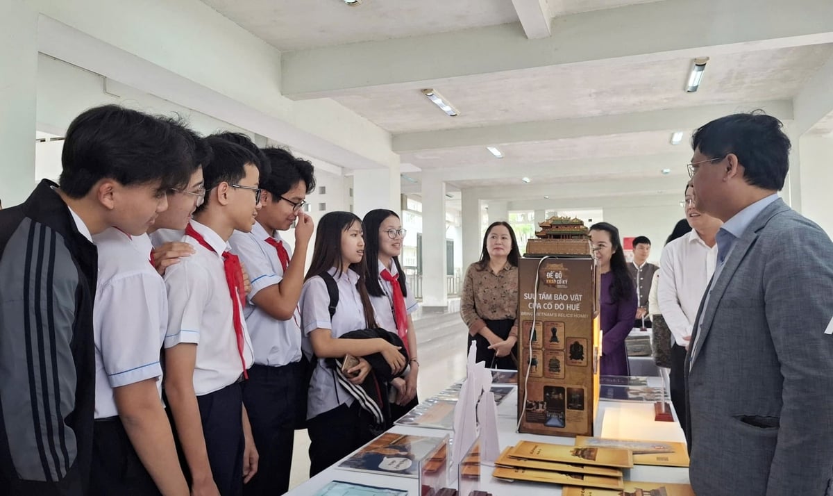 Học sinh tham gia Không gian triển lãm sản phẩm giáo dục di sản tại Hội nghị. Ảnh: Văn Dinh.