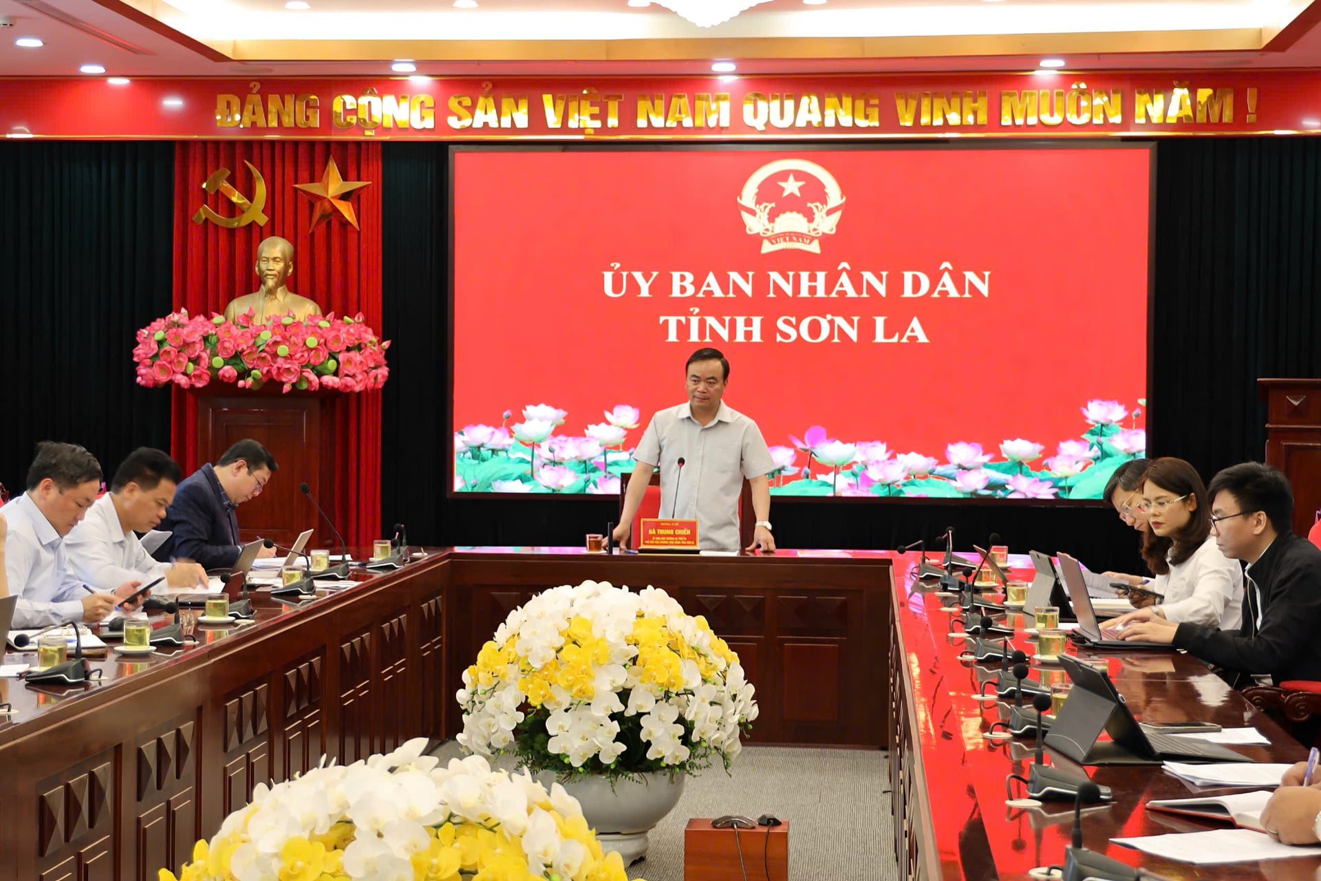 UBND tỉnh Sơn La họp rà soát tiến độ, tháo gỡ vướng mắc giải phóng mặt bằng các dự án trọng điểm. Ảnh: Nguyễn Nga.