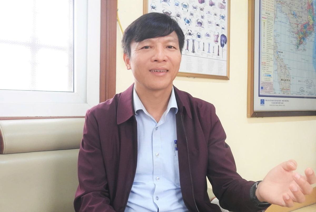 Mr. Mai Van Luan, Director of the Ha Tinh Fisheries Port Management Board, provided information on the results of implementing the tasks to combat IUU fishing. Photo: Thanh Nga.