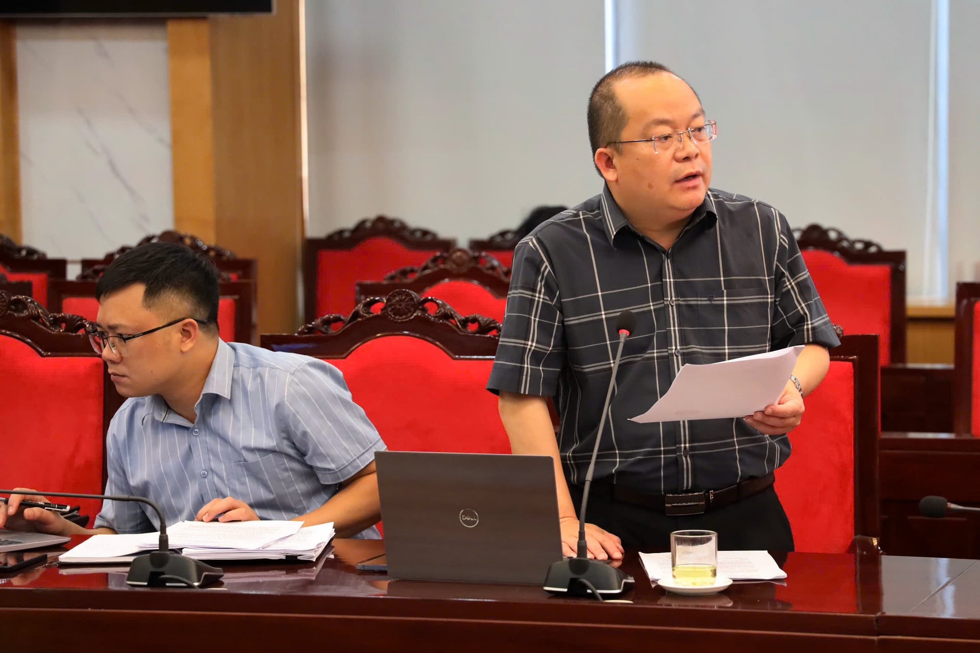 Lãnh đạo UBND phường Tô Hiệu báo cáo nhanh tiến độ, khó khăn, vướng mắc trong triển khai các dự án trên địa bàn. Ảnh: Nguyễn Nga.