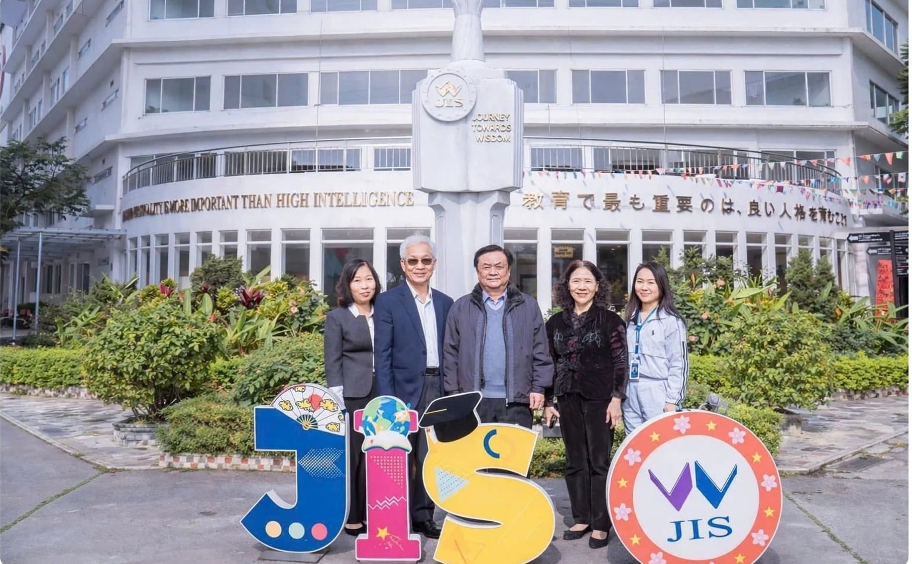 Former Minister Le Minh Hoan visited the Japanese International School on the occasion of its 10th anniversary.