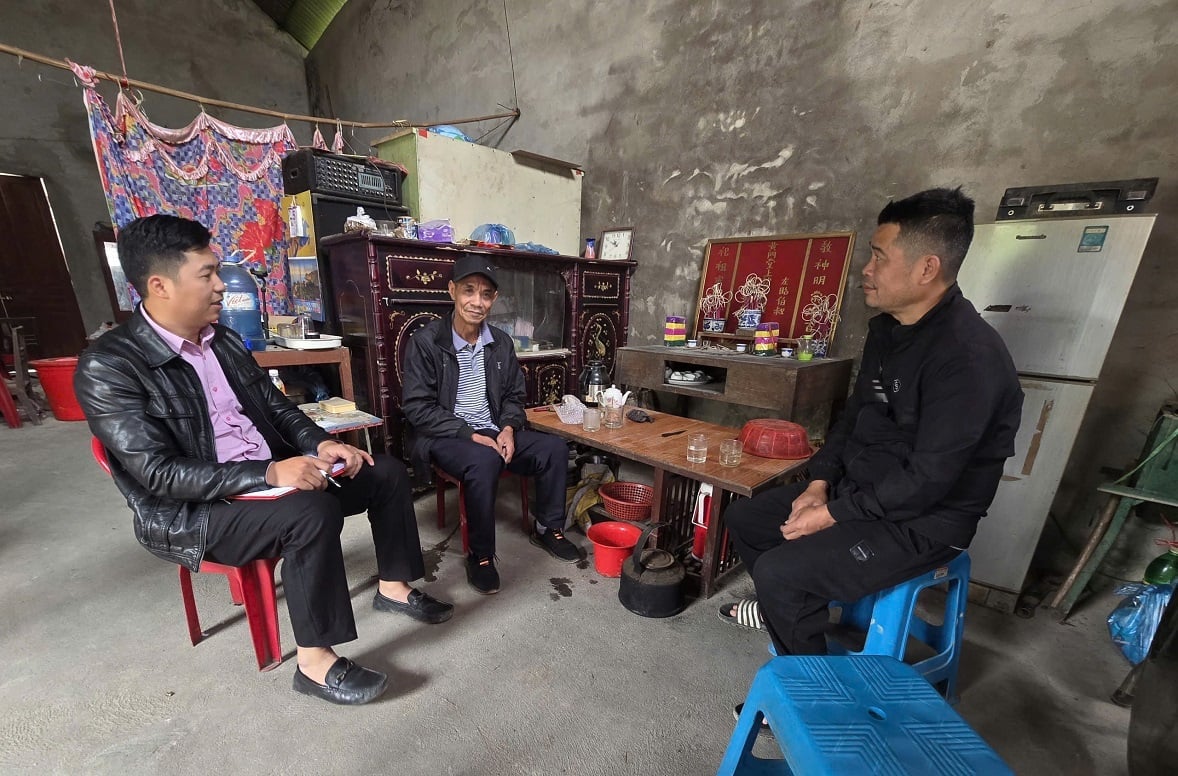 Ông Hoàng Văn Mủ (giữa) trao đổi với cán bộ địa phương về tình hình đời sống trong thời gian chờ bố trí tái định cư. Ảnh: Hoàng Nghĩa.