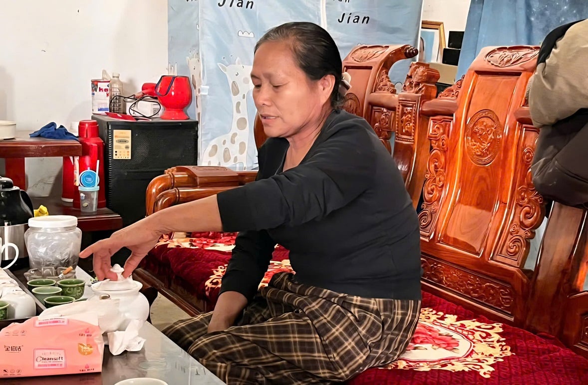 Bà Đặng Thị Bến chia sẻ về những khó khăn trong sinh hoạt và nỗi lo chỗ ở khi cả gia đình đông người vẫn chưa có nơi ở ổn định. Ảnh: Hoàng Nghĩa.