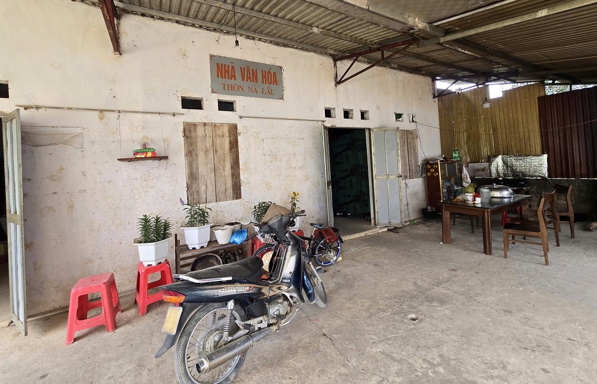 Nhà văn hóa thôn trở thành nơi ở tạm của một số hộ dân sau khi bàn giao mặt bằng, sinh hoạt còn nhiều bất tiện, thiếu thốn. Ảnh: Hoàng Nghĩa.