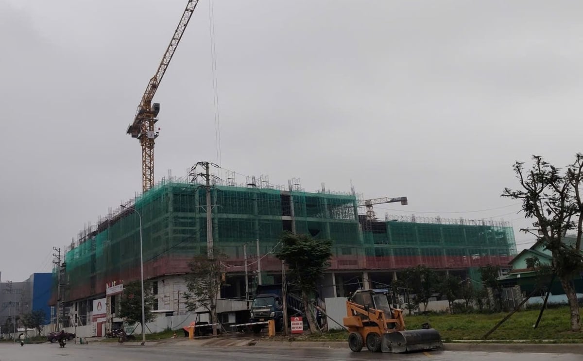 Một dự án NOXH đang được thi công xây dựng tại KCN VSIP Nghệ An. Ảnh: Đình Tiệp.
