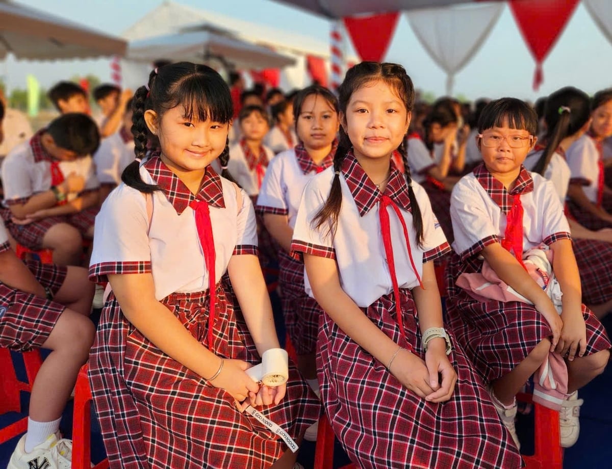 Học sinh vùng biên phấn khởi khi sắp được học tập tại trường mới, khang trang. Ảnh: T.T.