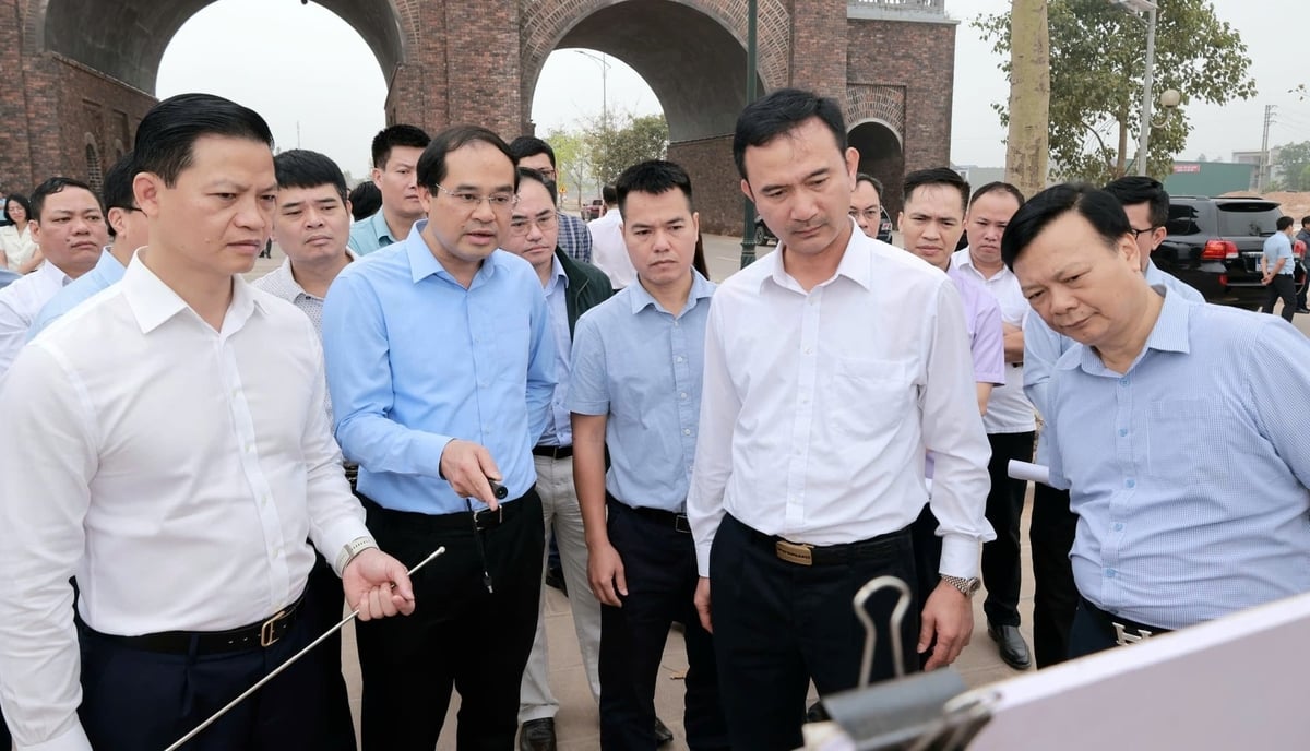 Đoàn công tác đã khảo sát vị trí nút giao Bắc Sơn. Ảnh: Quang Linh