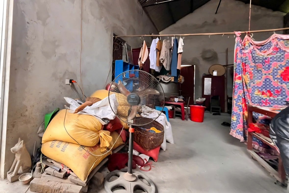 Trong thời gian chờ tái định cư, nhiều gia đình vẫn phải sinh hoạt trong điều kiện tạm bợ, mong sớm ổn định cuộc sống. Ảnh: Hoàng Nghĩa.