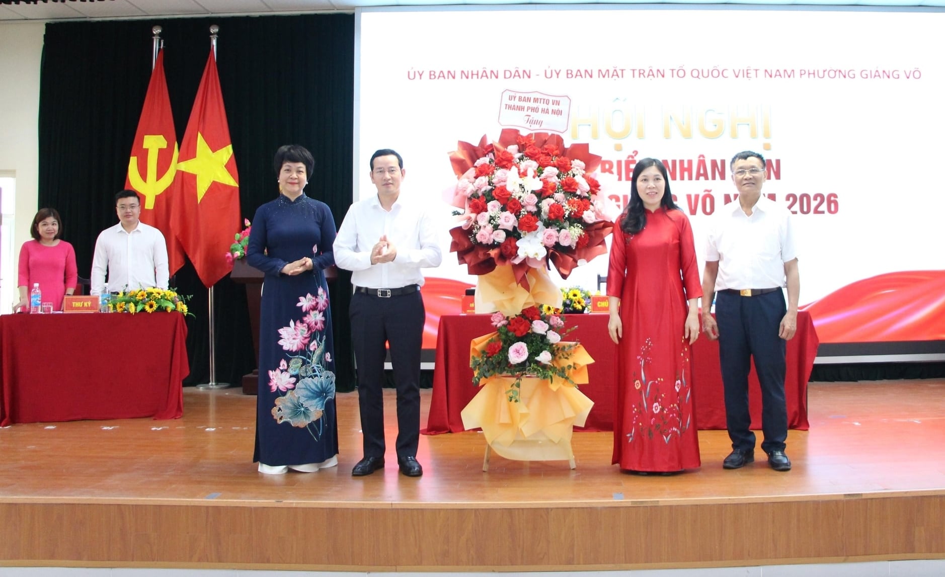 Phó Chủ tịch Thường trực Ủy ban Mặt trận Tổ quốc Việt Nam thành phố Hà Nội Trần Thị Phương Hoa tặng hoa chúc mừng hội nghị. Ảnh: Thành Tiến.