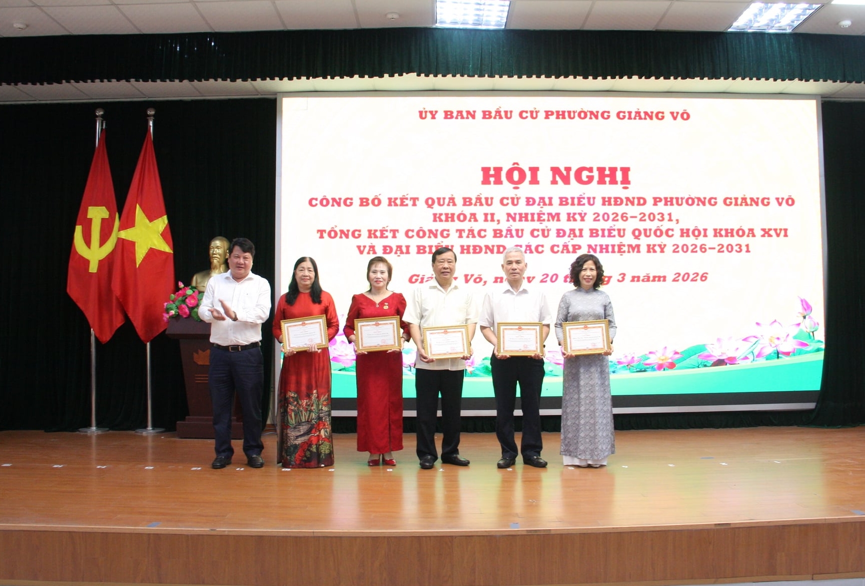 Bí thư Đảng ủy, Chủ tịch HĐND phường Giảng Võ Tống Học Nghĩa trao khen thưởng cho các tập thể. Ảnh: Mai Đan.