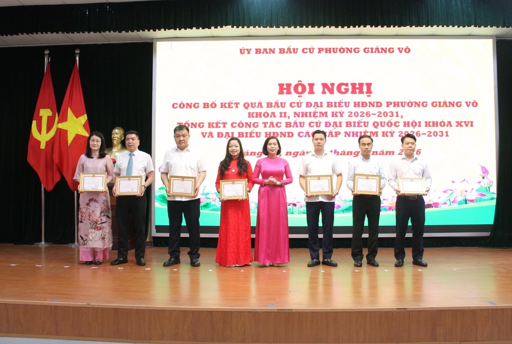 Phó Bí thư Thường trực Đảng ủy phường Giảng Võ Nguyễn Quế Anh khen thưởng các tập thể có thành tích trong công tác bầu cử đại biểu Quốc hội khóa XVI và đại biểu HĐND các cấp nhiệm kỳ 2026-2031. Ảnh: Mai Đan.