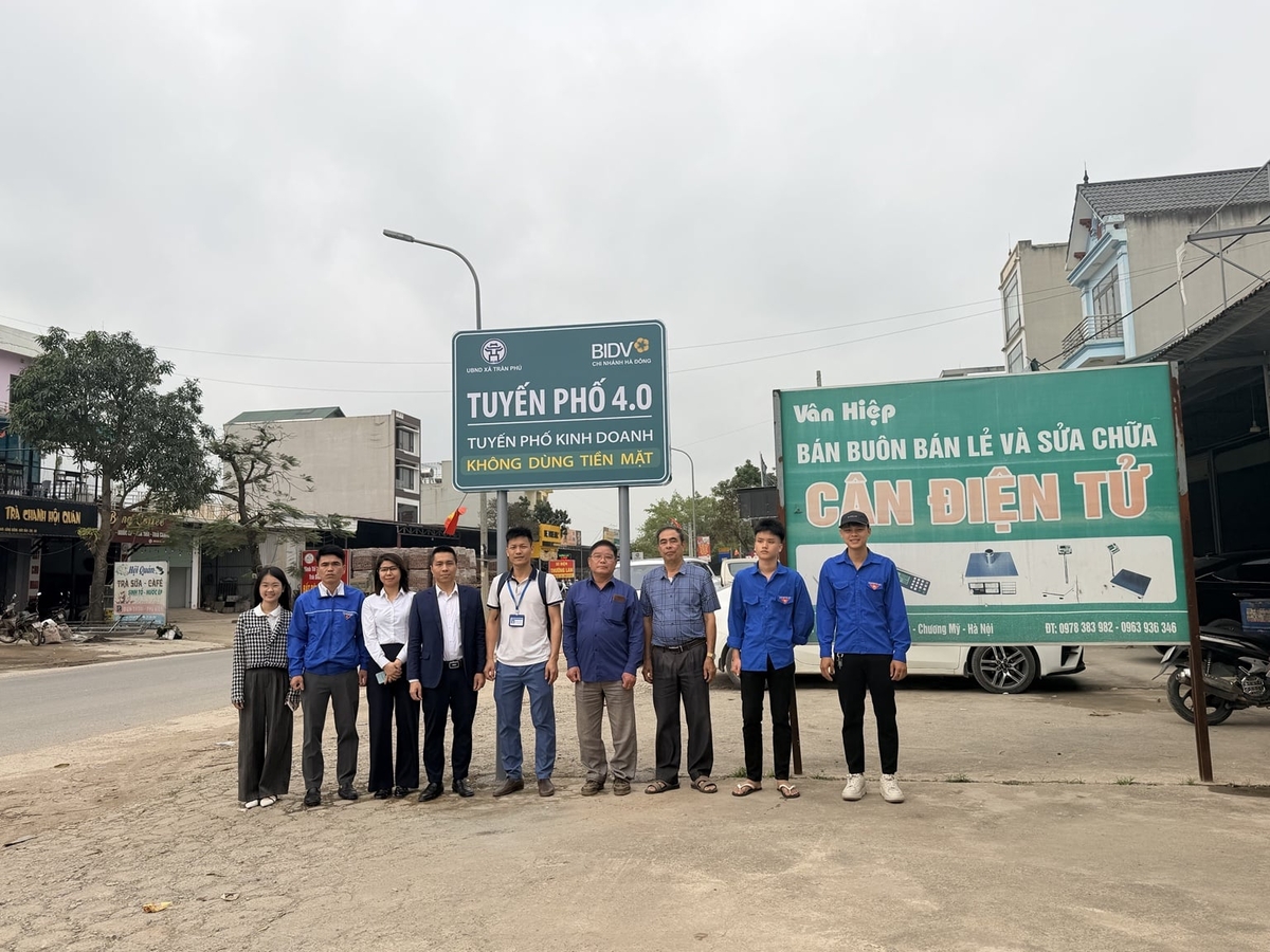 Đoàn công tác xã Trần Phú phối hợp với Ngân hàng BIDV triển khai mô hình 'Tuyến phố 4.0 - Tuyến phố kinh doanh không dùng tiền mặt' trên địa bàn xã. Ảnh: PV.