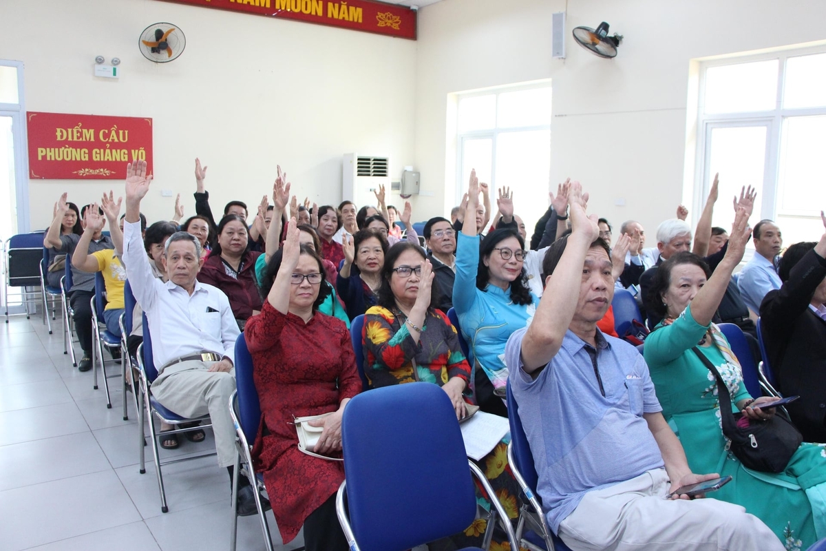 Đại biểu nhân dân phường Giảng Võ thông qua Nghị quyết hội nghị. Ảnh: Thành Tiến.