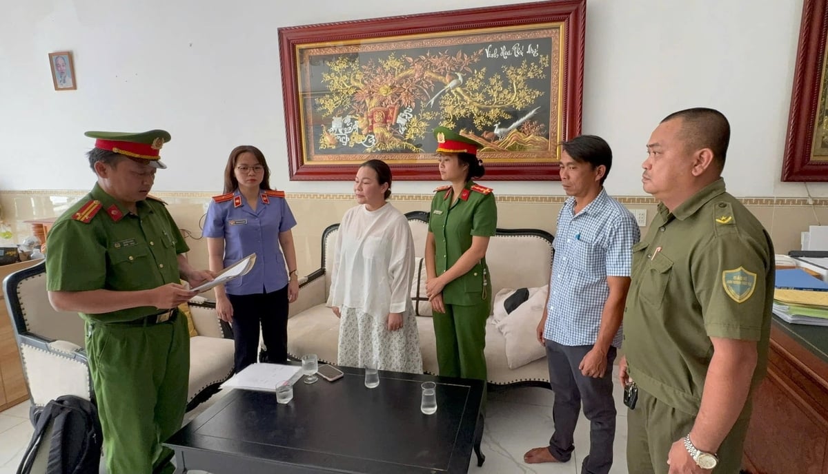 Cơ quan công an đọc lệnh bắt doanh nhân Nguyễn Ngọc Tiền để điều tra hành vi 'Lừa đảo chiếm đoạt tài sản'. Ảnh: Công an TP.HCM.
