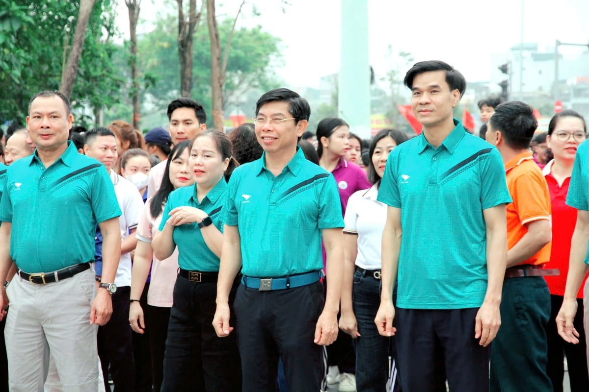 Ông Lâm Quang Thao (đứng giữa hàng đầu) - Bí thư Đảng ủy, Chủ tịch HĐND phường tham dự buổi lễ. Ảnh: Tuấn Anh.