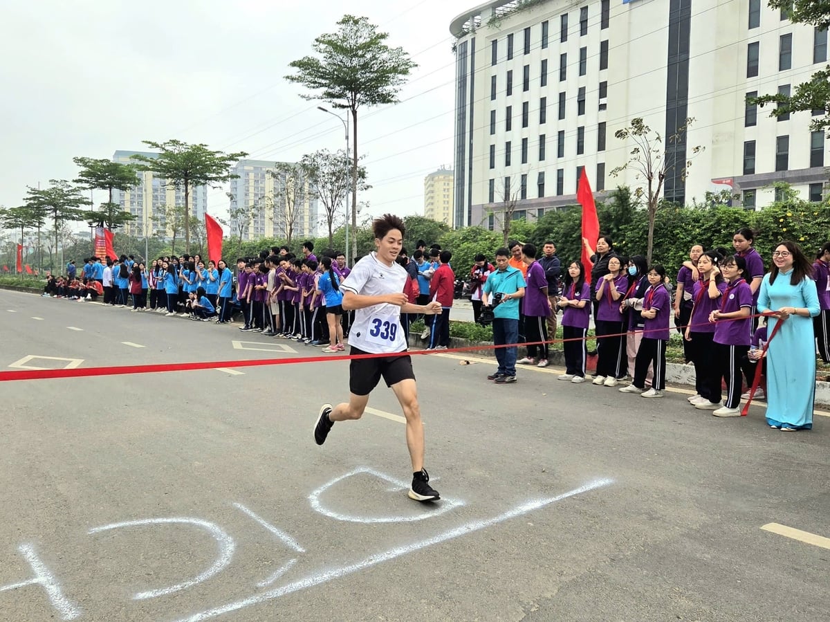 Hình ảnh vận động viên về đích đầu tiên. Ảnh: Tuấn Anh.