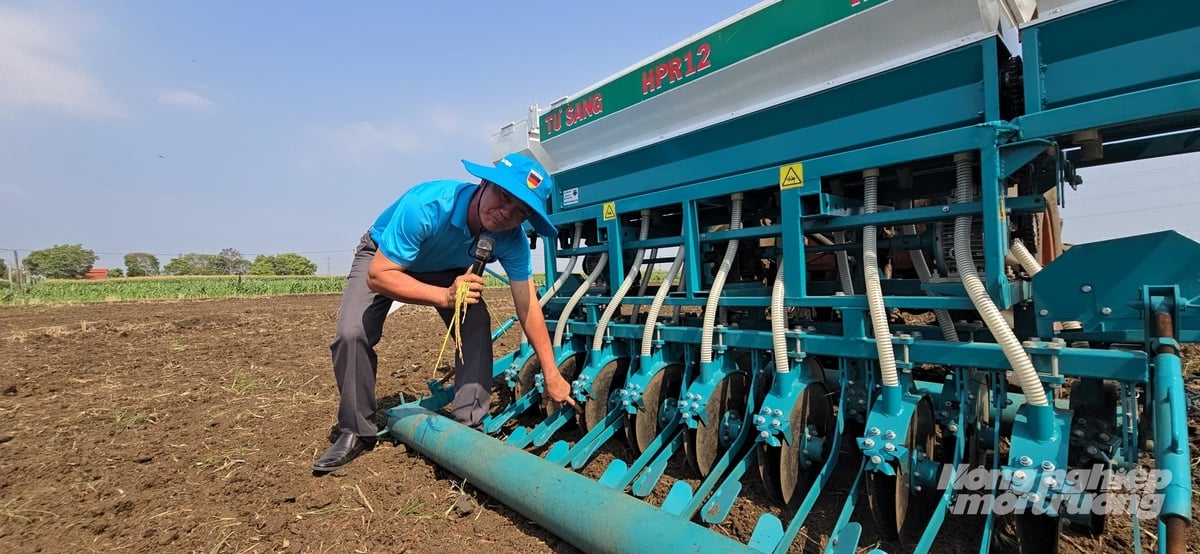 Trình diễn máy sạ hàng trên đất khô kết hợp vùi phân, một công nghệ mới thu hút sự quan tâm đặc biệt của nông dân. Ảnh: Minh Sáng.