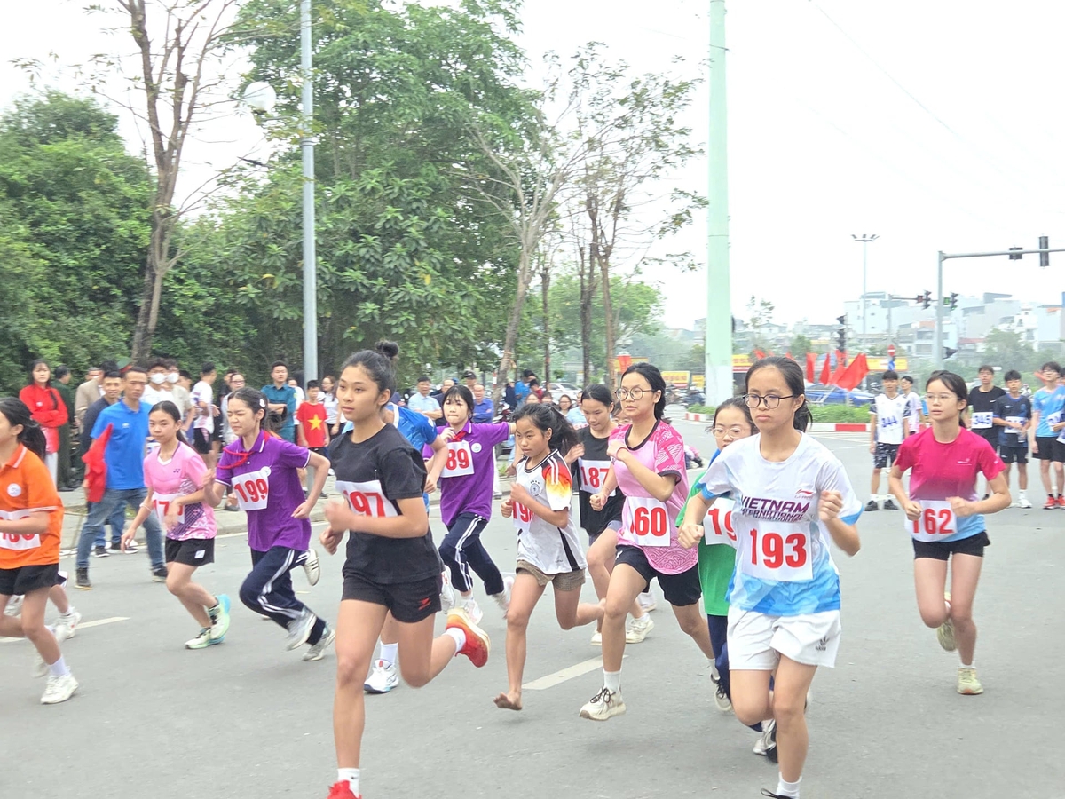 Các đại biểu, vận động viên và Nhân dân tham gia chạy. Ảnh: Tuấn Anh.