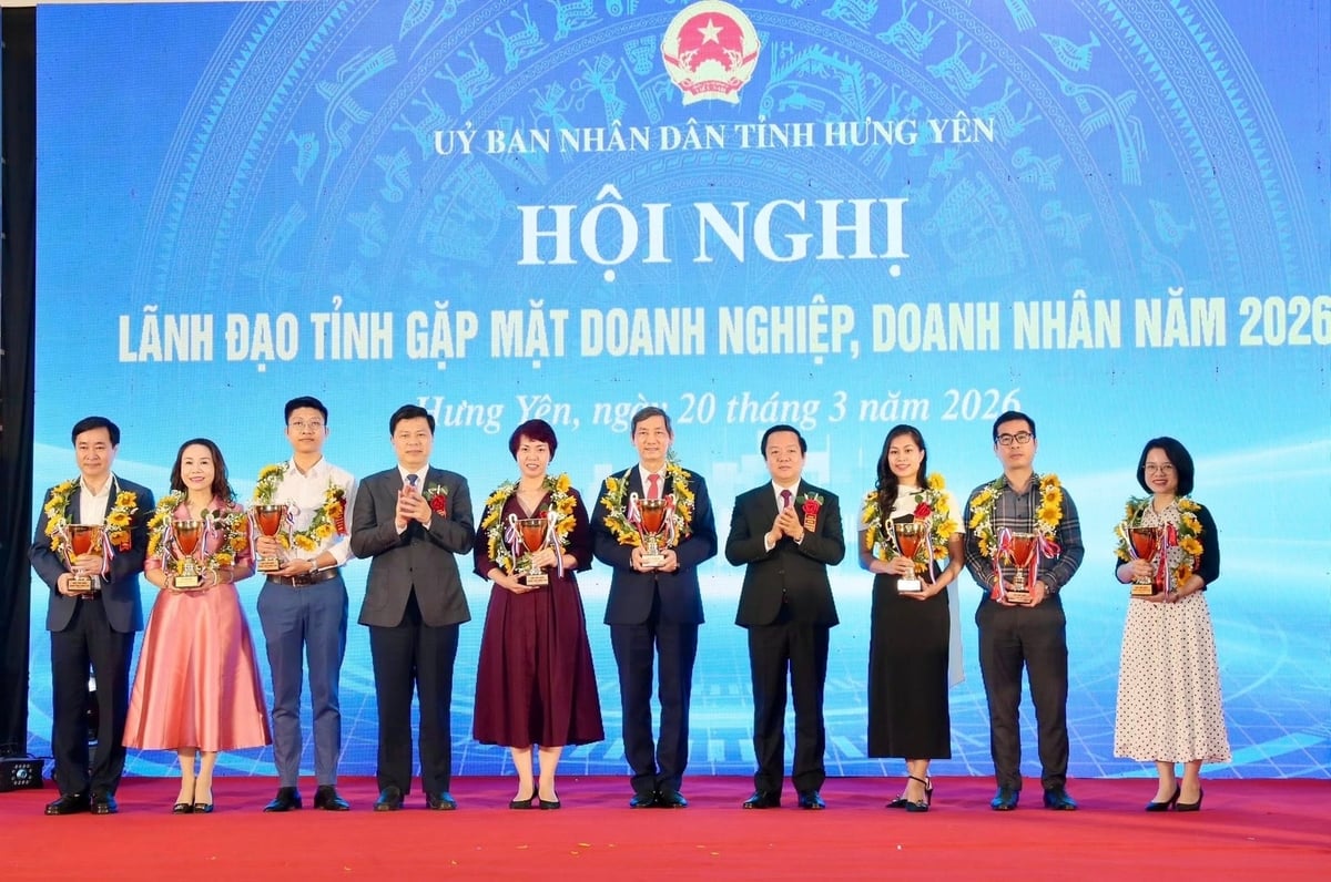 Lãnh đạo Tập đoàn cùng chụp hình lưu niệm với lãnh đạo tỉnh Hưng Yên. Ảnh: ThaiBinh Seed.