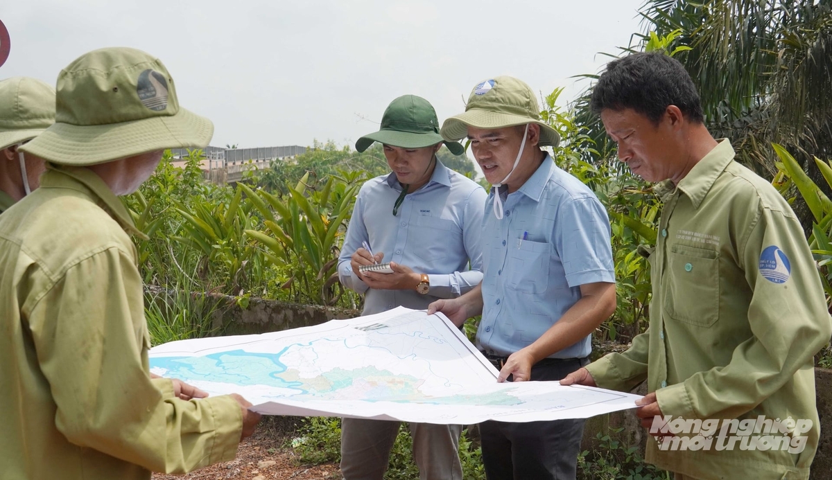 Cán bộ thủy nông đang kiểm tra thực địa, rà soát bản đồ nguồn nước để chủ động phương án ứng phó hạn hán và thiếu nước tại TP.HCM trước cao điểm mùa khô năm 2026. Ảnh: Lê Bình.