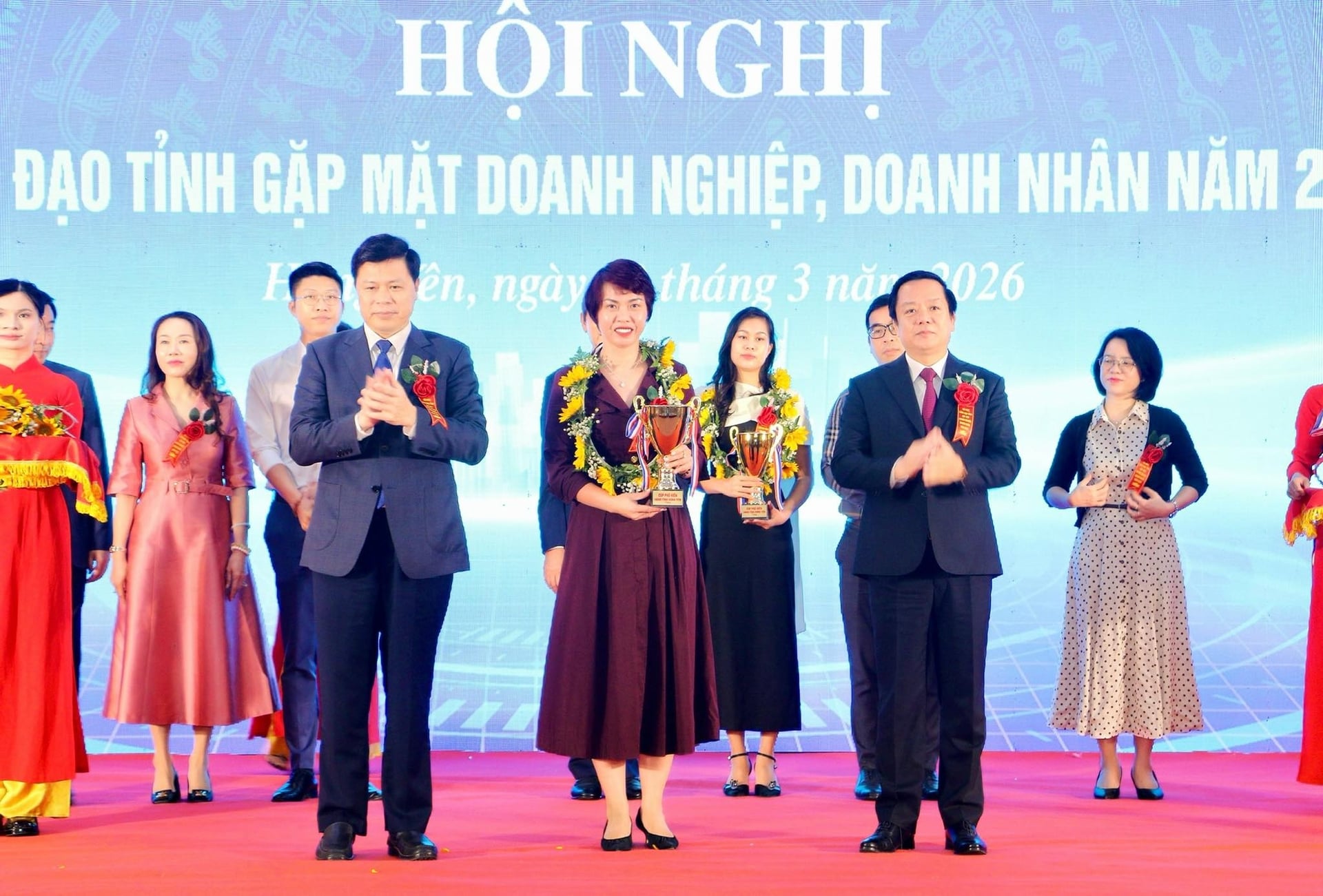 Đại diện Tập đoàn, bà Trần Thị Trà, Tổng Giám đốc lên nhận vinh danh Cúp Phố Hiến. Ảnh: ThaiBinh Seed.