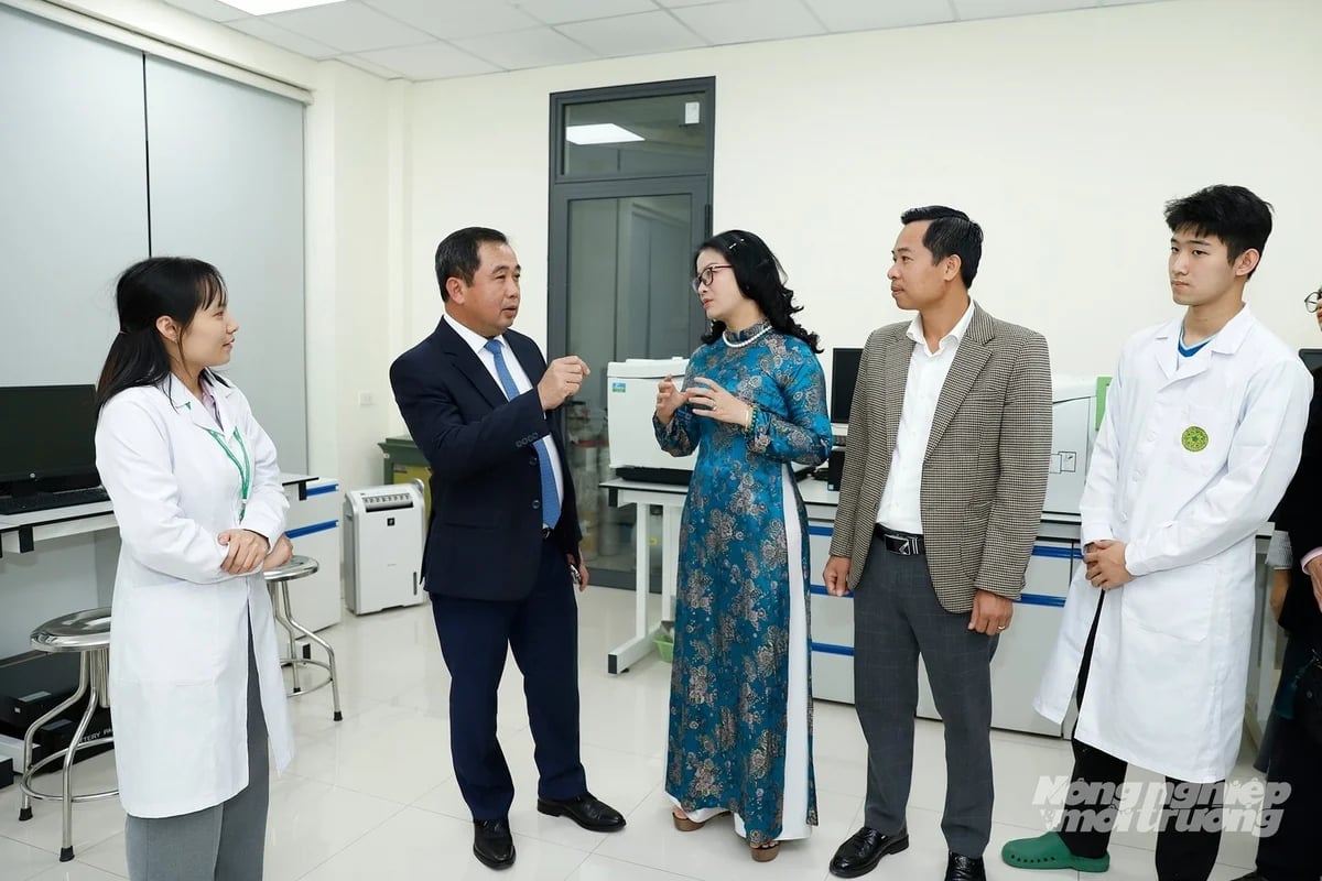 Ủy viên Bộ Chính trị, Bộ trưởng Bộ Nông nghiệp và Môi trường Trần Đức Thắng tham quan trung tâm nghiên cứu khoa học của Học viện Nông nghiệp, đồng thời định hướng phát triển trong thời gian tới nhằm bắt kịp xu thế hội nhập quốc tế. Ảnh: Khương Trung.