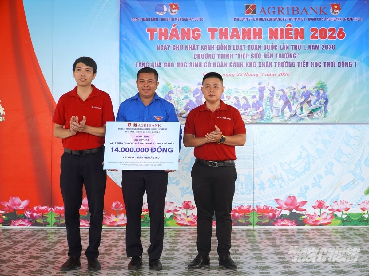Tuổi trẻ Agribank khu vực Tây Nam Bộ trao tặng an sinh xã hội cho Xã đoàn Cờ Đỏ (TP Cần Thơ). Ảnh: Kim Anh.