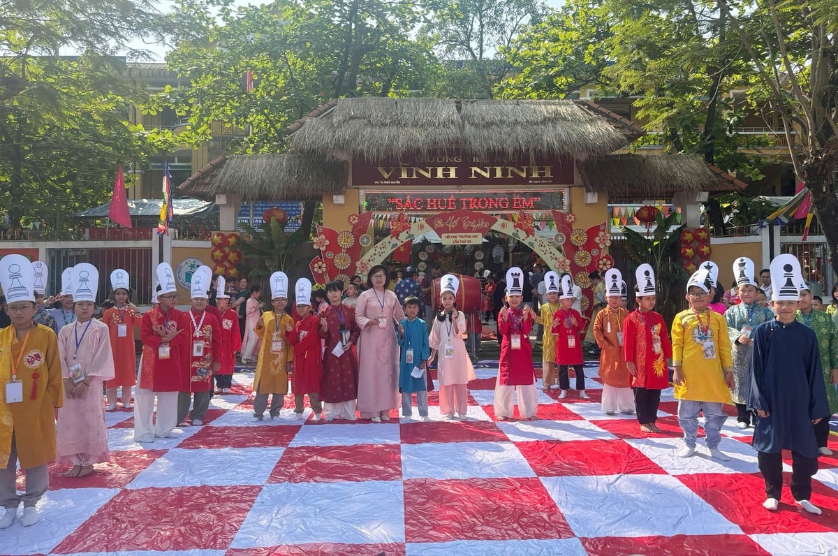 'Hội chợ trường học' với chủ đề 'Sắc Huế trong em' tại Trường Tiểu học Vĩnh Ninh. Ảnh: Văn Dinh.