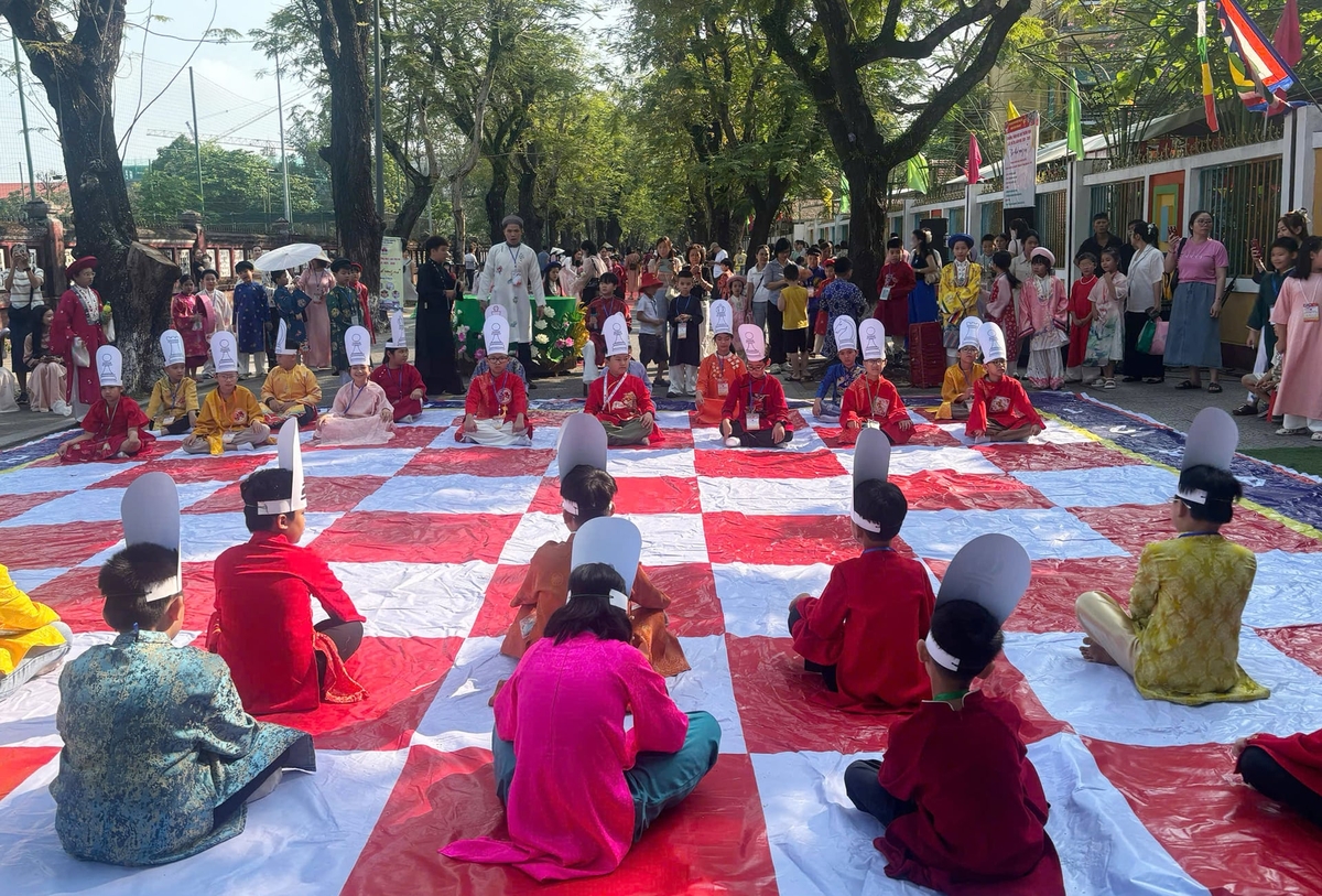 Hội chợ góp phần giáo dục tình yêu quê hương đất nước, tình yêu văn hóa cho thế hệ trẻ. Ảnh: Văn Dinh.