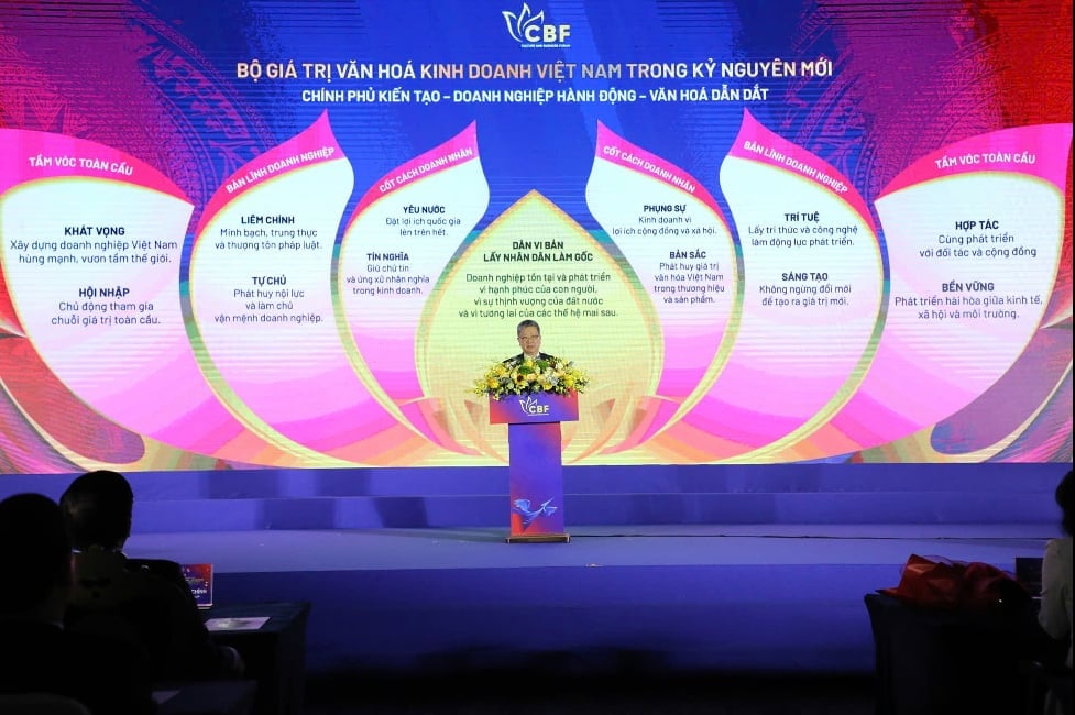 Ông Hồ Anh Tuấn, Chủ tịch Hiệp hội Phát triển Văn hóa doanh nghiệp Việt Nam công bố Bộ giá trị Văn hoá kinh doanh Việt Nam. Ảnh: Ban Tổ chức.