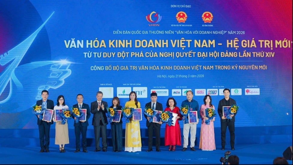 Chủ tịch Vietfund (ngoài cùng bên trái) nhận hoa và chứng nhận Nhà tài trợ Vàng. Ảnh: Ban Tổ chức.